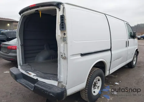 2017 Chevrolet Express 2500 Work Van z USA, uszkodzony, nr VIN 1GCWGAF18H1321477